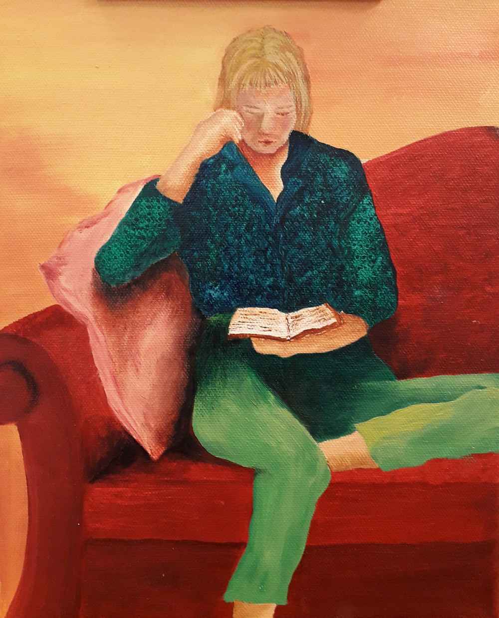 Lesende auf rotem Sofa