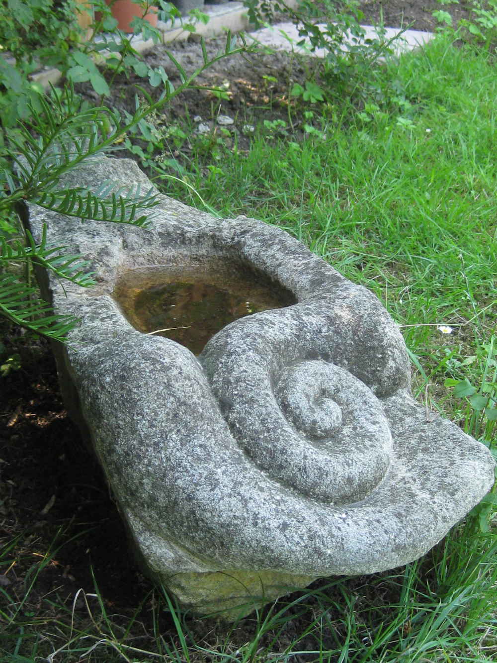 freie Skulptur mit Becken