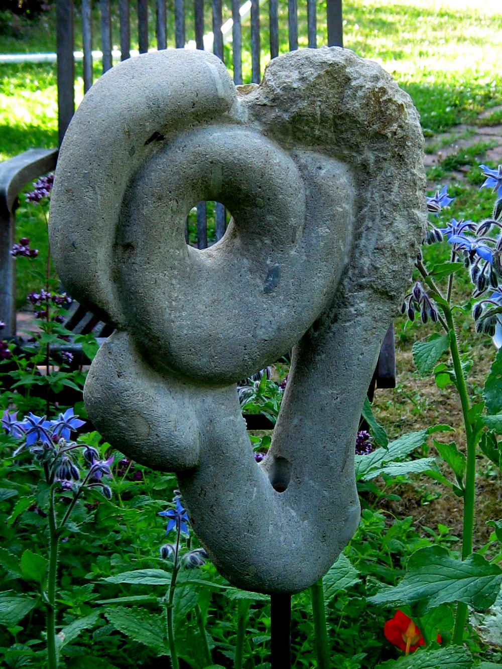 freie Skulptur mit Durchbrüchen